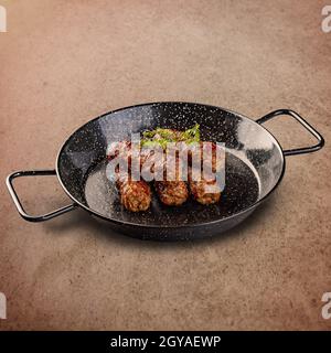 Succulenti panini grigliati di carne tritata chiamati kofte o cevapcici Foto Stock