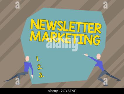 Didascalia concettuale Newsletter Marketing, parola per atto di inviare messaggi commerciali al cliente due uomini Illustrazione cercando di sollevare Roc extra large Foto Stock