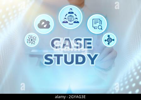 Scrittura visualizzazione di testo Case Study, Business Approach analysis e un progetto di ricerca specifico per l'esame di un problema Lady Holding Tablet premere su Foto Stock