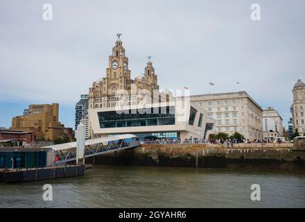 Il Liver Buiilding e l'area di Pier Head di Liverpool, Merseyside con il Museo nel terreno pianeggiante visto dal Mersey Ferry Foto Stock