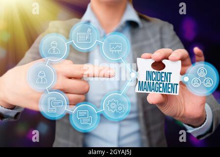 Cartello di testo che mostra Incident Management, Word per le attività di un'azienda per identificare e correggere pericoli Business Woman puntamento Jigsaw Puzzle pezzo un Foto Stock