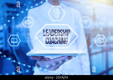 Didascalia di testo Presentazione Leadership Coaching, Business Approach processo individualizzato che costruisce un leader s IS Capability Lady in Uniform Holding Tab Foto Stock