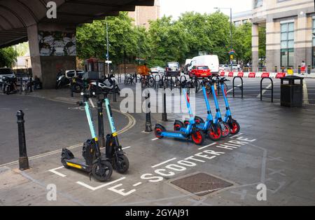 Dott e Tier scooter elettrici noleggio sotto il flyover a Hammersmith Foto Stock