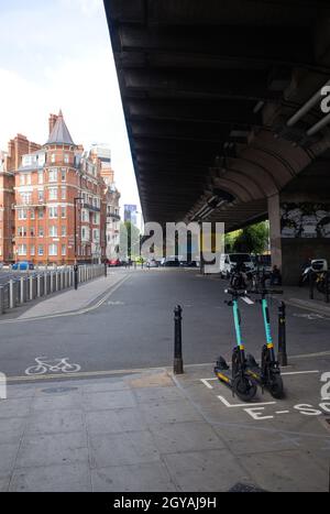 Scooter elettrici a noleggio Tier sotto il flyover a Hammersmith a Londra Foto Stock