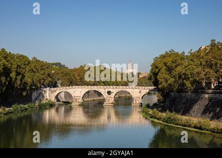 Ponte Sisto sul Tevere con cupola della Basilica di San Pietro sullo sfondo. Roma, Italia. Foto Stock