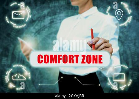 Ispirazione che mostra segno Comfort zone, concetto che significa una situazione in cui si sente sicuro o a proprio agio hanno Control Lady in uniforme tenere tablet in mano Foto Stock