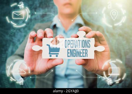 Scrittura mano segno Operations Engineer, Internet concetto analizzare e progettare operazione che migliorerà il flusso di lavoro Business Woman Holding Jigsaw Puzzle Foto Stock