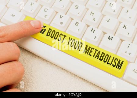Visualizzazione dei segni aumenta il tuo metabolismo, parola scritta sul processo del corpo utilizza per fare e bruciare energia da cibo digitando lezione di cucina Guidebook, redigitando N Foto Stock