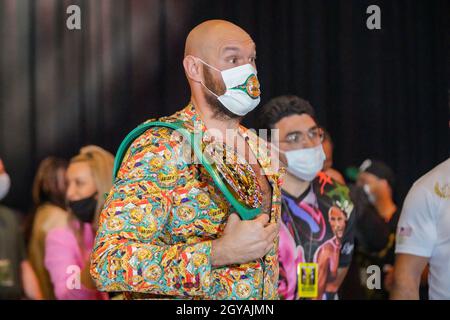 Las Vegas, NV, Stati Uniti. 06 ottobre 2021. LAS VEGAS, NV - 6 OTTOBRE: Tyson Fury propone ulteriori foto e bussa a qualche ultima intervista durante la conferenza stampa ufficiale per il bout di questo fine settimana alla MGM Grand Garden Arena per Tyson Fury vs Deontay Wilder III | CONFERENZA STAMPA FINALE il 6 ottobre 2021 a Las Vegas, NV, Stati Uniti. (Foto di Louis Grasse/PxImages) Credit: PX Images/Alamy Live News Foto Stock