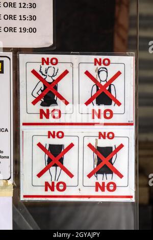 Codice di cabina all'ingresso della Chiesa di Sant'Ambrogio e Carlo al corso di Roma Foto Stock