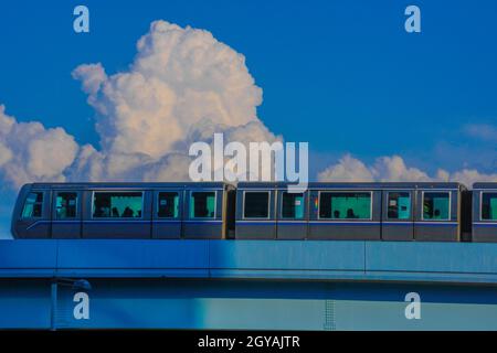 Yurikamome Tokyo Waterfront Area Rapid Transit and thunderhead. Luogo di tiro: Area metropolitana di Tokyo Foto Stock