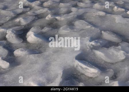 Sciogliendo la neve in primavera e le tracce si avvicinano Foto Stock