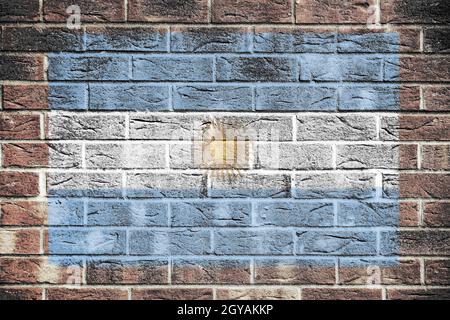 Una bandiera argentina su un muro di mattoni sfondo Foto Stock