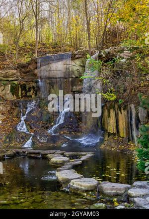 Cascata nel Sofievsky arboretum o Sofiyivsky Park a Uman, Ucraina, in una soleggiata giornata autunnale Foto Stock