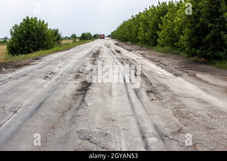 Strada danneggiata dal carrello. Box per asfalto da autocarri pesanti. Congestione sulla strada. Foto Stock