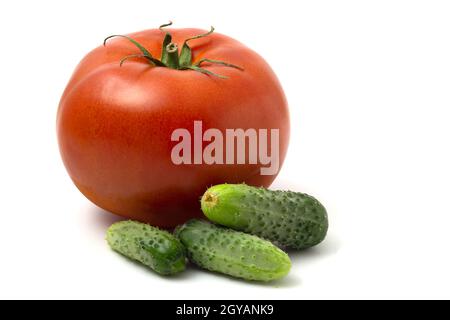 Cetriolini freschi e pomodoro rosso grande isolato su sfondo bianco Foto Stock