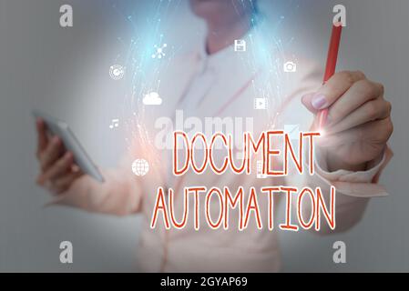 Scrittura visualizzazione di testo Document Automation, concetto che significa flussi di lavoro che aiutano nella creazione di documenti elettronici Business Woman utilizzando Phone While Foto Stock