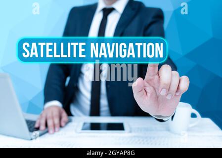 Text caption Presenting satellite Navigation, Internet Concept system che fornisce un posizionamento geospaziale autonomo Bussiness uomo seduto scrivania laptop AN Foto Stock