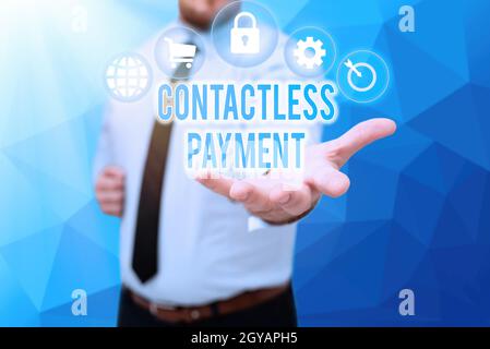 Testo della scrittura Contactless Payment, Internet Concept utilizzare la comunicazione near field per effettuare pagamenti sicuri Gentelman Uniform Standing Holding New Foto Stock