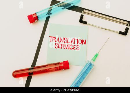 Hand writing sign Translation Services, organizzazione di Business idea che fornisce di mostrare per tradurre diffusione del discorso Virus awareness message, Prepari Foto Stock