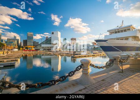 Skyline del centro di Cleveland dal lungolago in Ohio USA Foto Stock