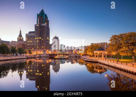 Skyline del centro città con edifici lungo il fiume Milwaukee di notte, a Milwaukee, Wisconsin. Foto Stock