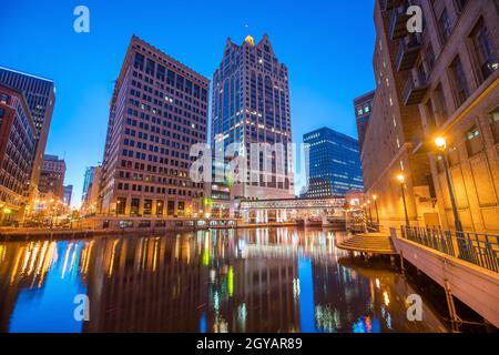 Skyline del centro città con edifici lungo il fiume Milwaukee di notte, a Milwaukee, Wisconsin. Foto Stock