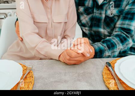 Marito e moglie si abbracciano a casa Foto Stock
