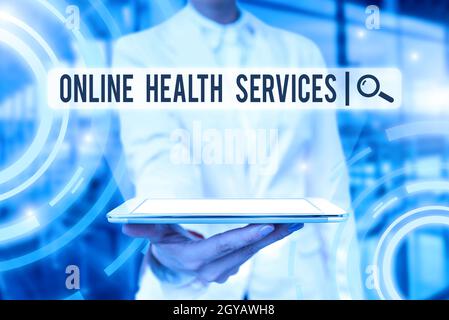 Testo che mostra l'ispirazione Online Health Services, Internet Concept healthcare fornito e migliorato attraverso Internet Lady Uniform Standing Tablet Foto Stock