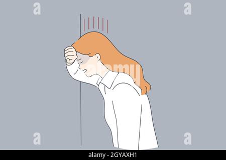 Dolore, depressione, concetto di emozioni negative. Stressata piangendo triste giovane donna in piedi vicino al muro con gli occhi chiusi sensazione di dolore frustrazione ed emotio Foto Stock