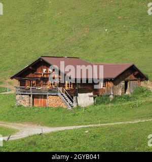 Piccola vecchia capanna in legno nelle Alpi svizzere. Foto Stock