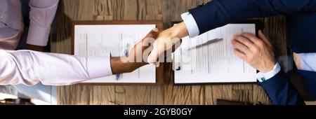 Intervista al personale in ufficio. Handshake di riunione del recruiter di legge Foto Stock