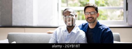 Felice coppia gay che indossa occhiali. Afroamericano Foto Stock