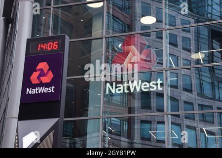 Londra, Regno Unito. 07 ottobre 2021. Vista generale dell'edificio NatWest a Bishopsgate, City of London. La banca si trova di fronte a una multa enorme dopo aver ammesso 'Money-laicing failings' (Foto di Vuk Valcic/SOPA Images/Sipa USA) Credit: Sipa USA/Alamy Live News Foto Stock