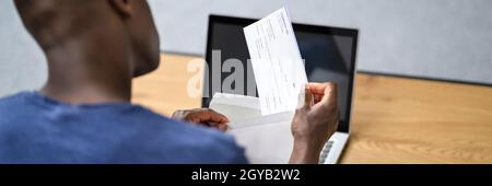 Controllo del libro paga di apertura dell'Africa. Assegno di pagamento stipendio Foto Stock