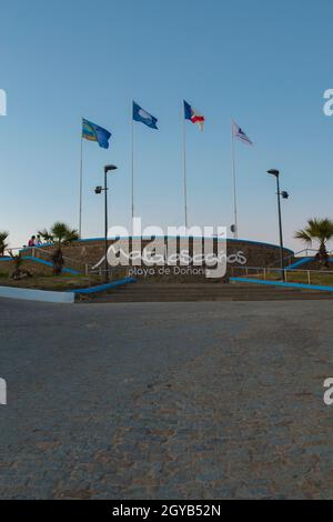 Donana Beach Roundabout bandiere a Matalascanas. Costa de la Luz, Huelva, Spagna Foto Stock