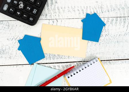 Preparazione dei piani della casa, idee di investimento della casa, calcoli il costo dell'alloggio Foto Stock