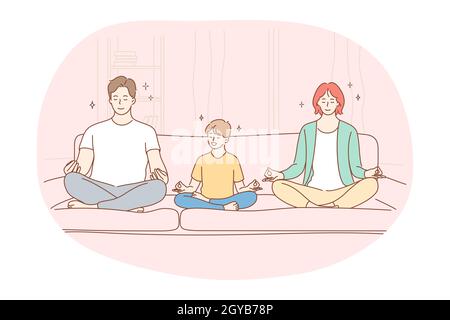 Yoga, meditazione, concetto sano di stile di vita sportivo attivo. Felice sorridente famiglia con piccolo figlio seduto insieme sul divano in posizione lotus, pratica y Foto Stock