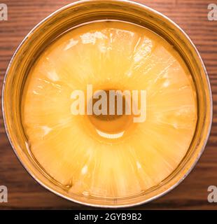 Affettato l'ananas in una lattina con succo. Cibo foto. Posiziona per testo. Foto Stock