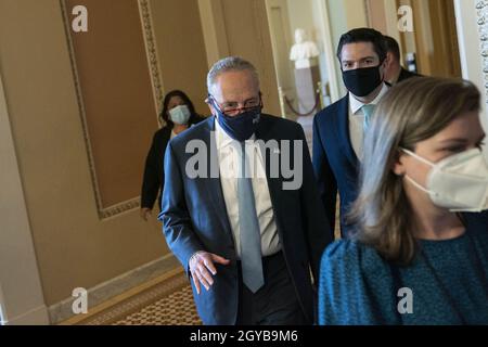 Washington, Stati Uniti. 07 ottobre 2021. Il leader della maggioranza del Senato Chuck Schumer (D-NY) cammina verso un pranzo caucus democratico al Campidoglio degli Stati Uniti a Washington, DC giovedì 7 ottobre 2021. Foto di Sarah Silbiger/UPI Credit: UPI/Alamy Live News Foto Stock