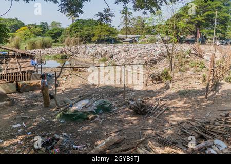 BAGO, MYANMAR - 10 DICEMBRE 2016: Discarica di rifiuti nella città di Bago Foto Stock