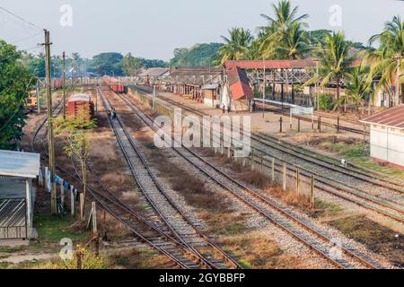 BAGO, MYANMAR - 10 DICEMBRE 2016: Vista della stazione ferroviaria di Bago. Foto Stock