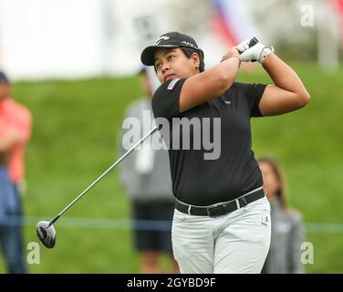 West Caldwell, New Jersey, Stati Uniti. 7 ottobre 2021. Pavarisa Yoktuan della Thailandia si tea fuori durante il primo round della LPGA Cognizant Founders Cup al Mountain Ridge Golf Course a West Caldwell, NJ Mike Langish/Cal Sport Media. Credit: csm/Alamy Live News Foto Stock