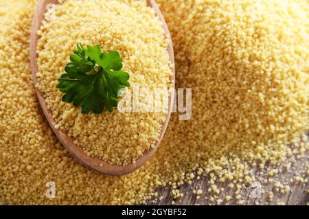 Composizione con couscous non cotti. Foto Stock