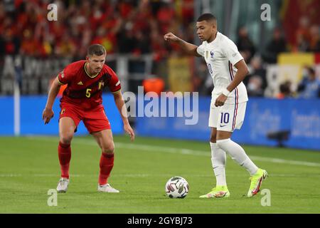 Torino, 7 ottobre 2021. Jan Vertonghen del Belgio tiene una stretta guardia contro Kylian Mbappe di Francia durante la partita della UEFA Nations League allo Stadio Juventus di Torino. Il credito d'immagine dovrebbe essere: Jonathan Moscrop / Sportimage Foto Stock