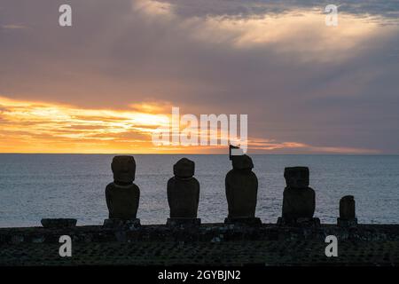 Silhouette di statue Moai nell'isola di Pasqua, Cile Foto Stock