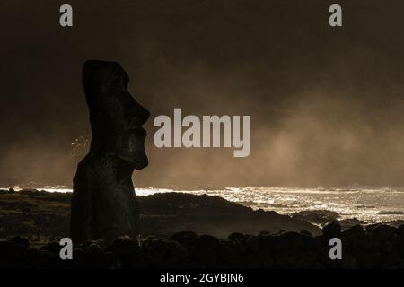 Silhouette di statue Moai nell'isola di Pasqua, Cile Foto Stock