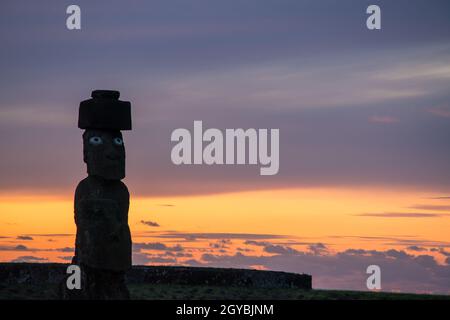 Silhouette di statue Moai nell'isola di Pasqua, Cile Foto Stock