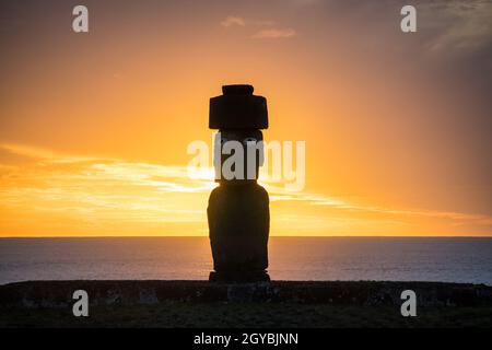 Silhouette di statue Moai nell'isola di Pasqua, Cile Foto Stock