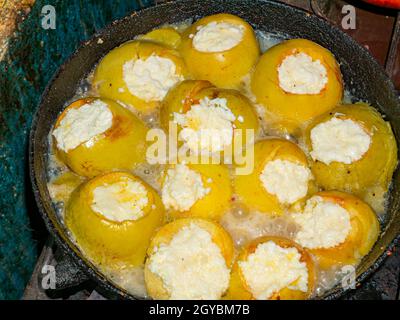 Mele al forno farcite con formaggio caserario in una padella. Cibo foto. Menu di cibi dolci. Dessert. Cucina cibo. Cucina a casa. Mostra la foto pubblicitaria. Luogo Foto Stock